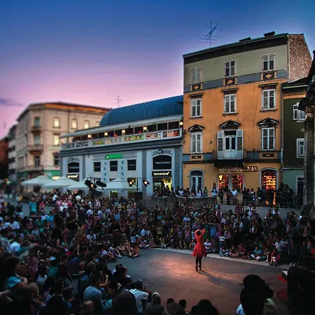 Gorgeous In Daire