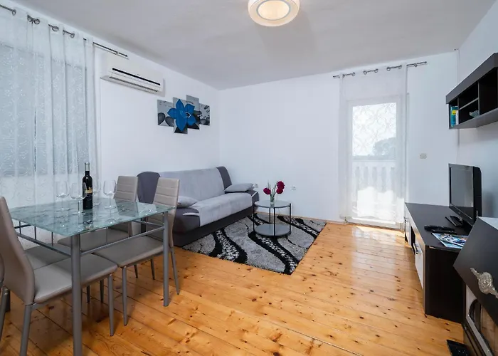 2 Bedroom Lovely In 풀라