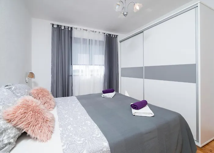 아파트 2 Bedroom Lovely In 풀라