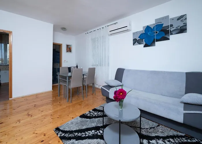 2 Bedroom Lovely In 풀라