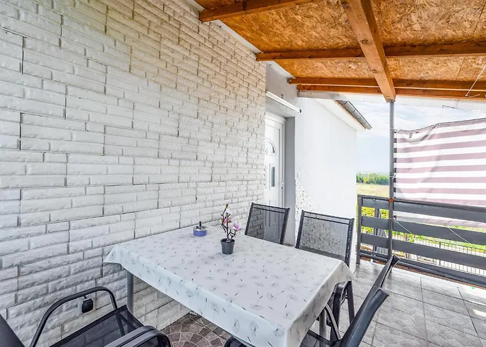 2 Bedroom Lovely In Πούλα