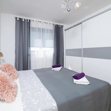 Apartment In With Outdoor Swimming Pool Pula