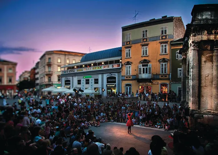 2 Bedroom Lovely In Apartment